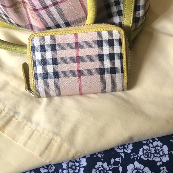 Burberry checkered handbag, please note that it does not have a shoulder strap. - Picture 6 of 6